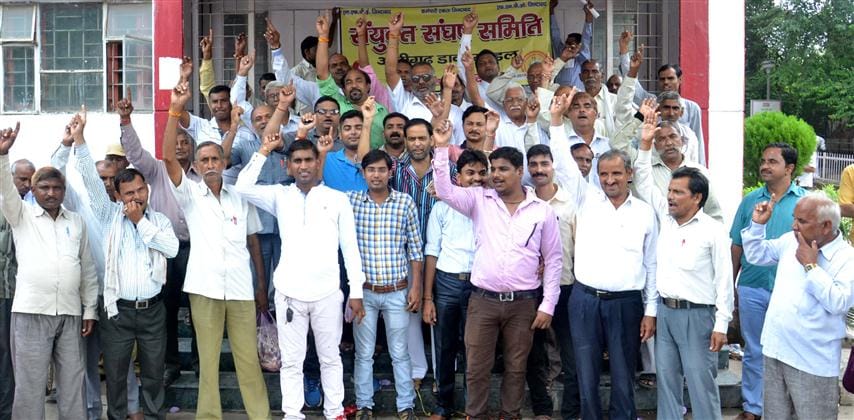 The strike Crmrain banking , transport , postal , insurance services