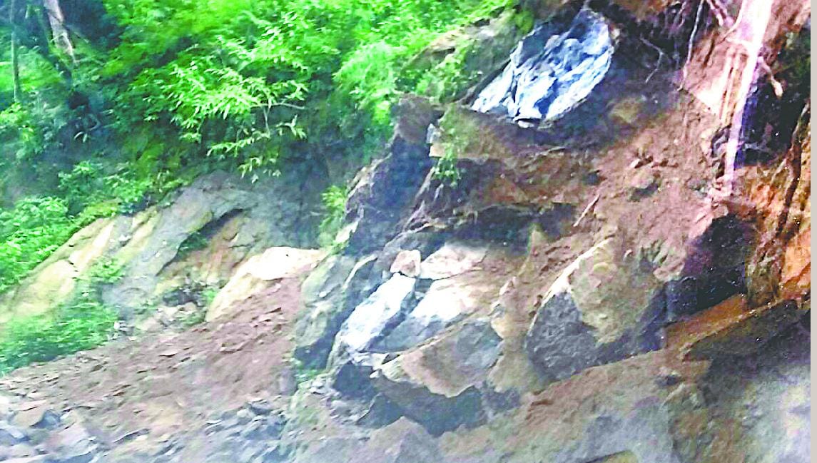 Tlladesh road swing on illegal mining