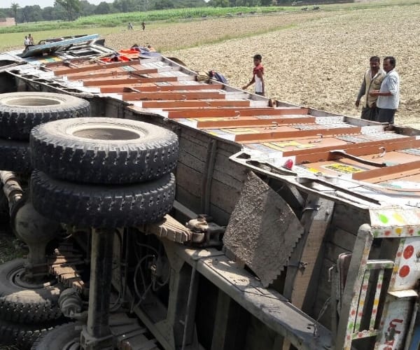 Canter truck clashed Cantor driver killed