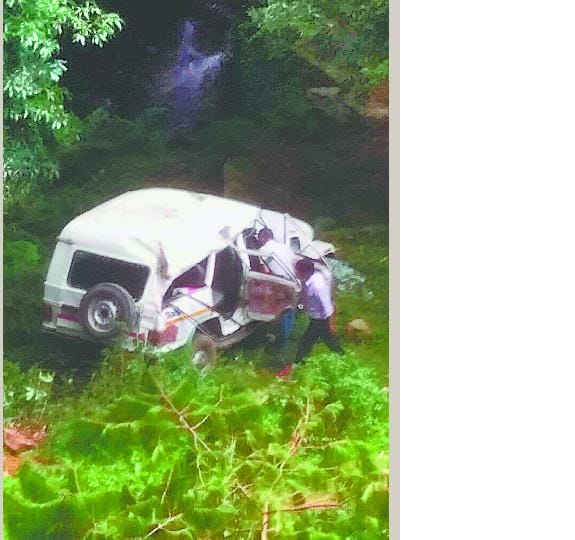 Bnlek Jeep fell into the ditch, the driver's death