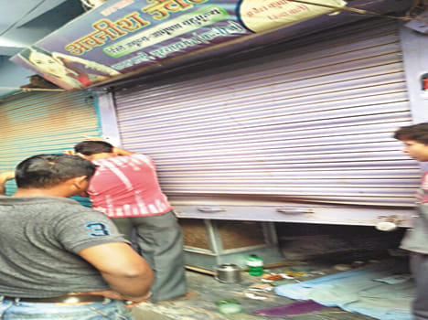 Breaking the theft of millions of shop shutter Sarraf