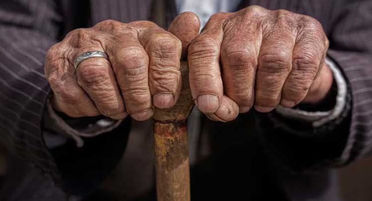 Embarrassing: for onle Houses a son keeps starve there 91-year-old father