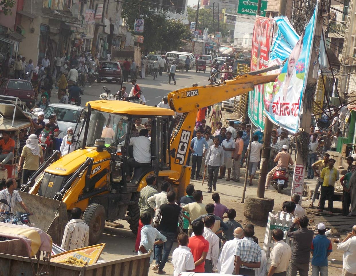 Shopkeepers clashed with team reached eviction