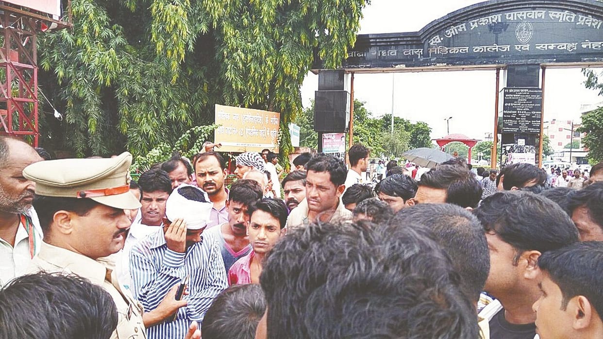 tempo driver jaam the road after beating their companoin by a constable