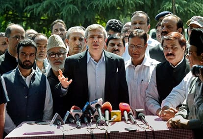 all party delegation arrive at SAS Geelani's residence