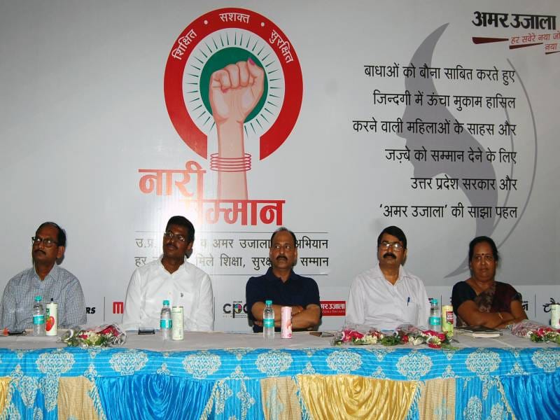 naaree apanee shakti ko pahachaane aur aage badhe