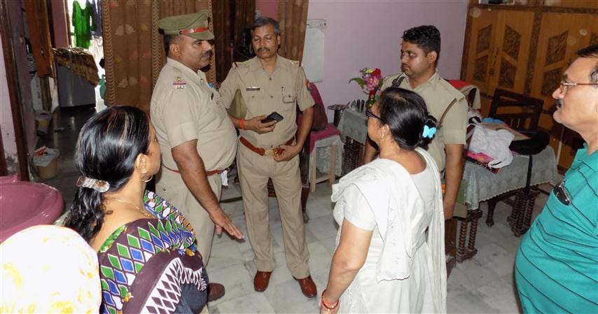 lakh‘s looted in broad daylight, the father-daughter hostage