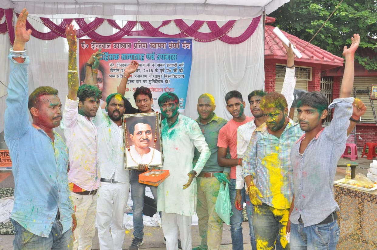 people pleased for the statue of Pt. Deendayal