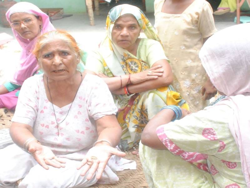 parivaar ko bandhak banaakar laakhon ka daaka