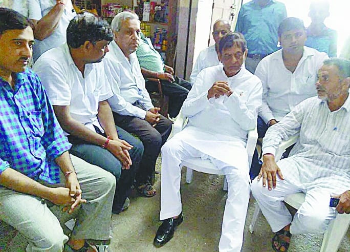 vyapari ne dehasat mein school nahin bheje bacche