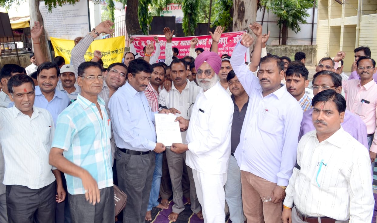 Vittvihin Teachers black bar Tied, Teacher's Day protest