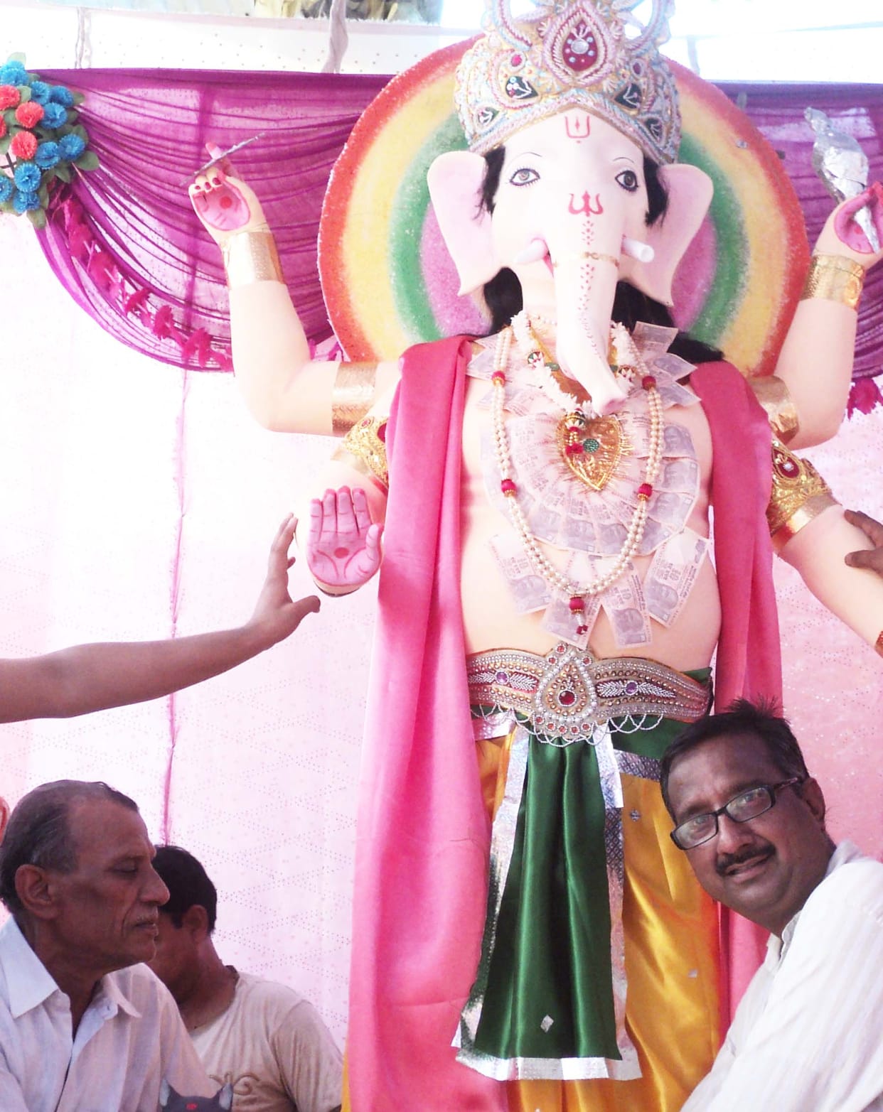 Ganapati Bappa Morya each side, Tue statue of Ganesha echo
