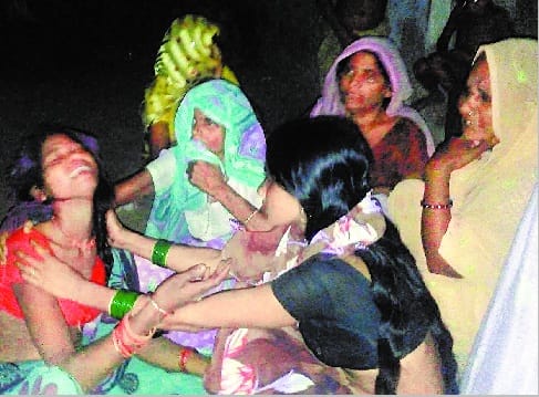 The young man in Ghagra swept the idol immersion