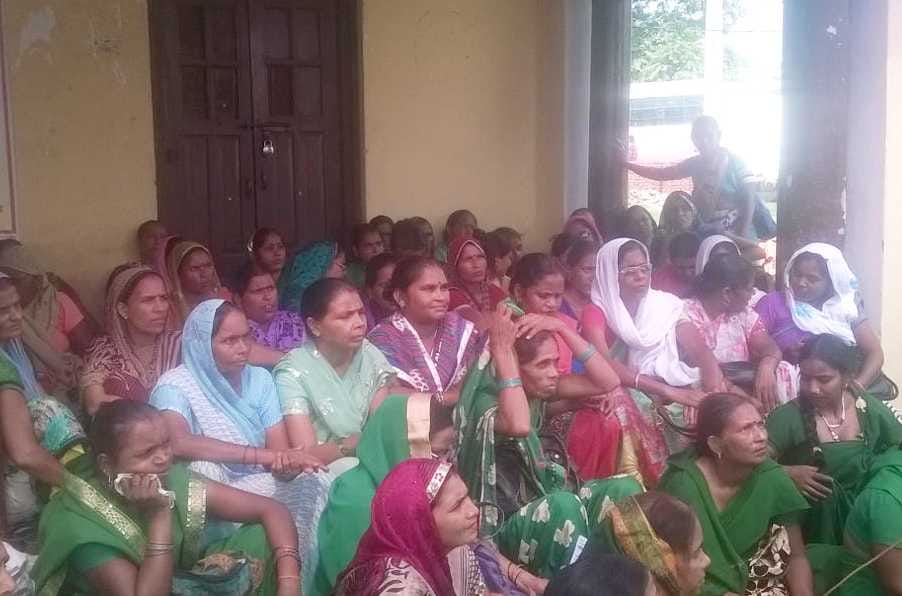Anganwadi workers gave the memo to MPs