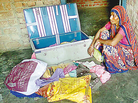 Thieves entered the house and took cash and jewelry
