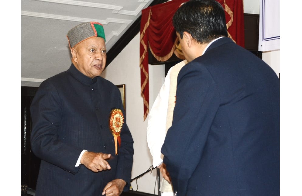 CM Virbhadra Singh Angry on Officers in Teachers Day Celebration.