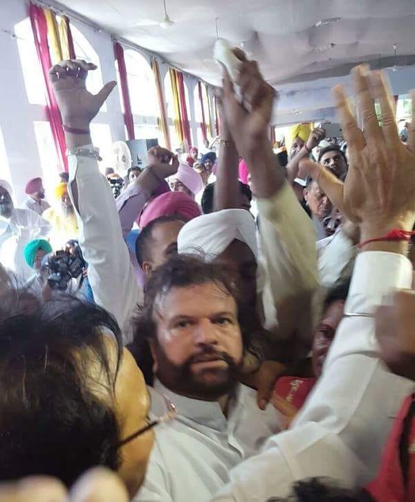 High voltage drama in Congress meeting, hans raj hans jumped down from the stage
