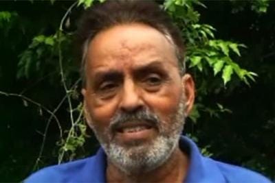 Former Hockey Coach Mohmmad Imran Selling Clothes on Cycle As Roadside Vender