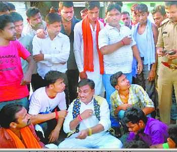 Police baton-charged to villagers during protest, 12 injured