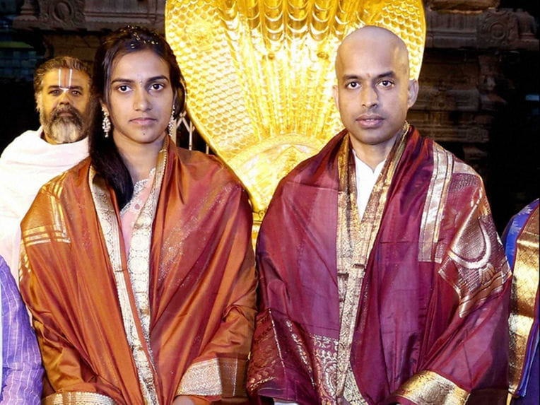 PV Sindhu And Gopichand Visits Holy Tirupati Shrine