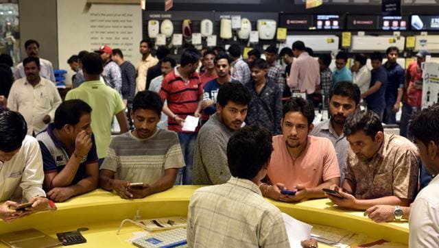 Reliance Jio SIM in Demand as Thousands Queue Up Across the Country