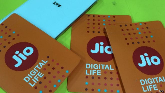 Live support Reliance's ' price war '