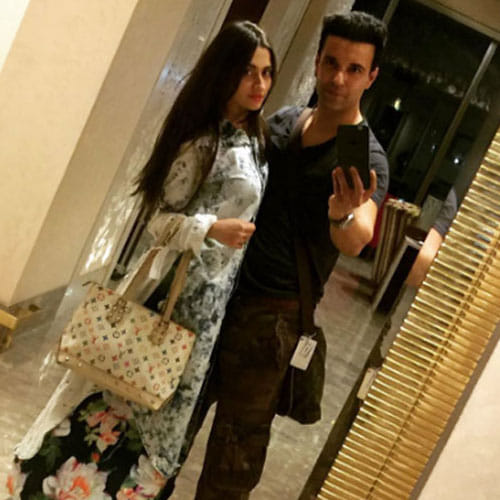 this couple have a great time in hongkong
