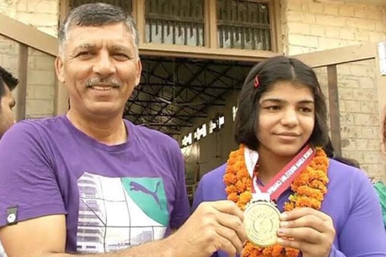 teachers day special, wrestler sakshi malik coach ishwar singh dahiya profile