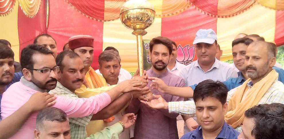 Anurag thakur hits out at cm virbhadra