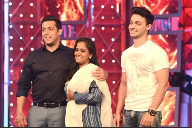 Salman Khan Helping Ayush Sharma In His Acting.
