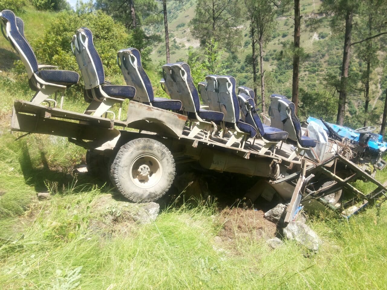 rescue photo of bus accident in dehradun.