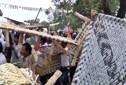 Chaos breaks out as locals fight for Khatiyas after Rahul Gandhi's Khat Sabha in Deoria 