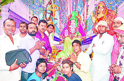 Jume faithful in the procession of Lord Ganesha