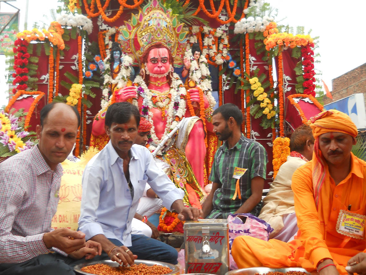 mahaviri jhanda julus me umade