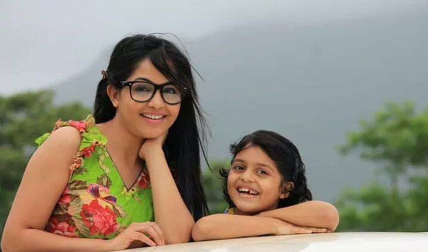 angoori bhabi shares pic with her 10 years old daughter