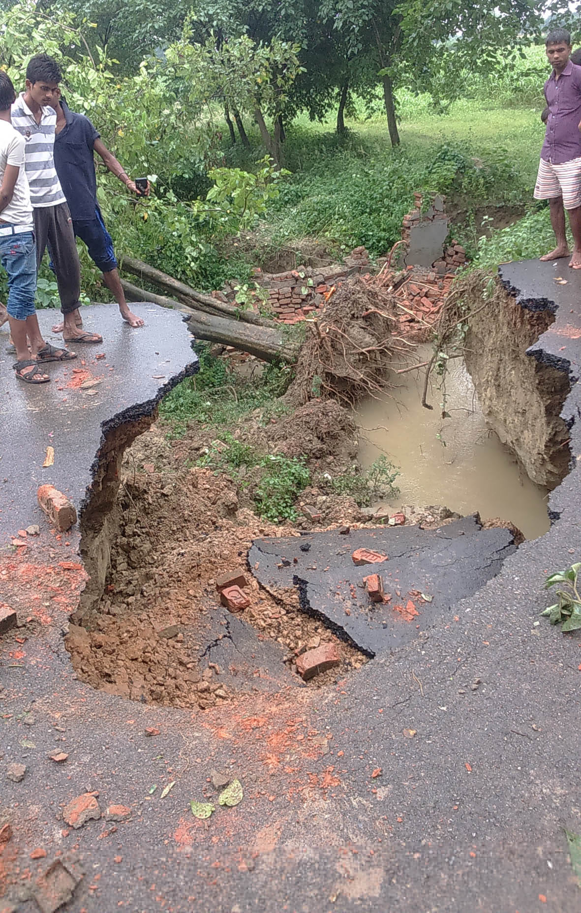 barish me sikanderpur lalganj marg dhansa