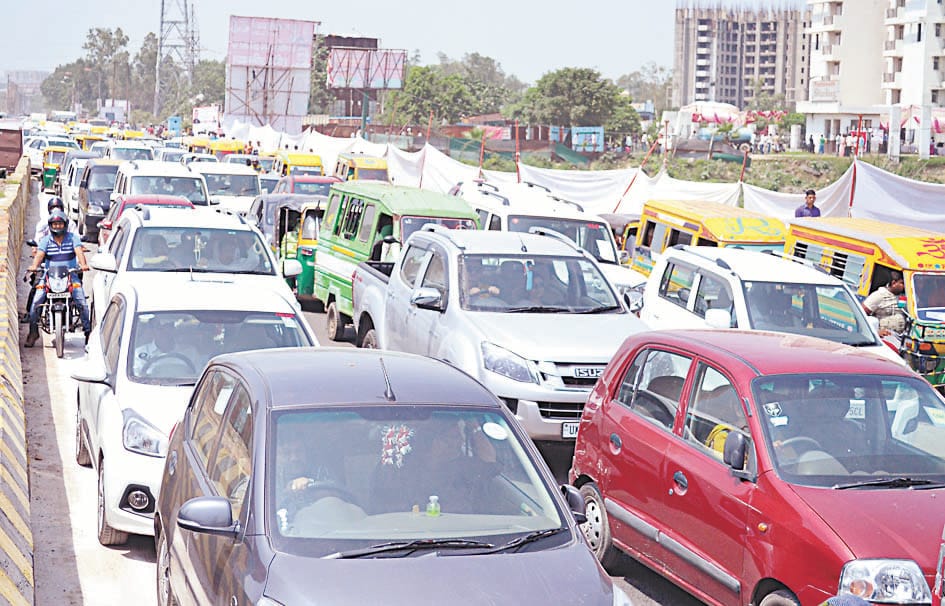He stopped the convoy route, the city struggles with jam