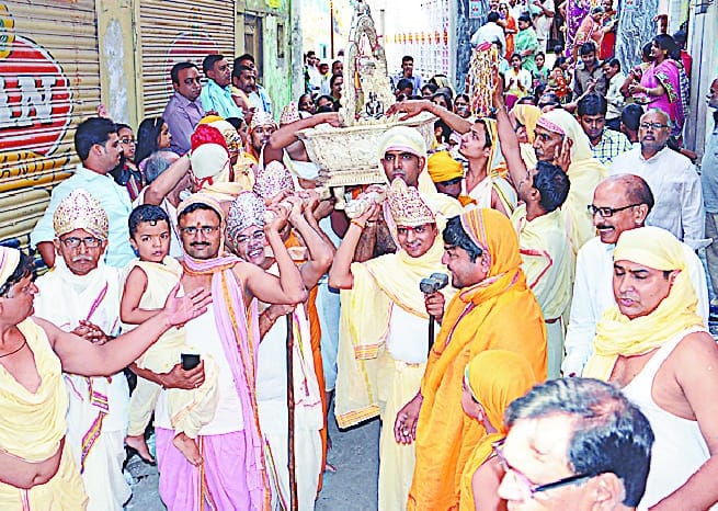 daslakshan parv par nikali palki yatra