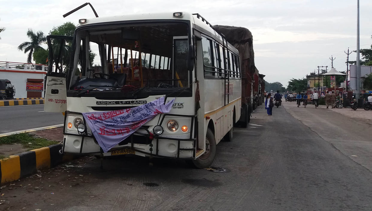 bus-truck clash, 7 injured