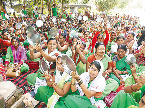Raps about the state government in the hands of the plate