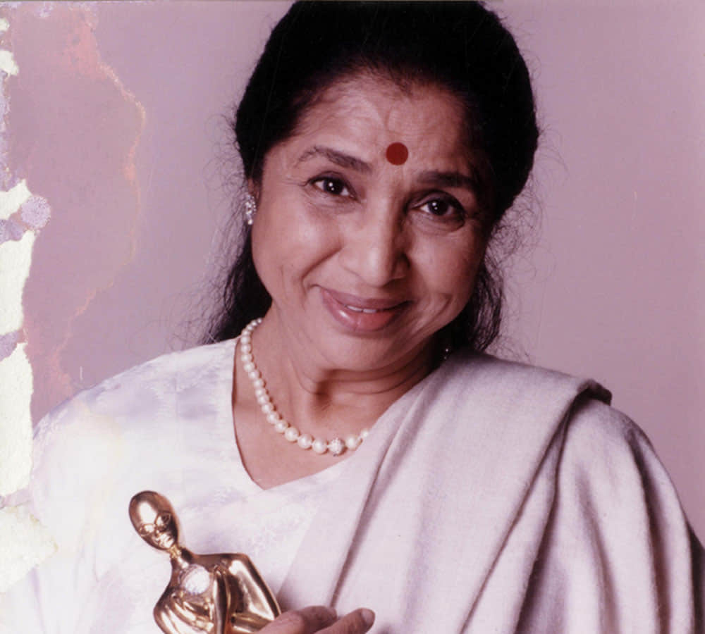 Asha Bhosle Dances on Hritik Roshan's 'Ek Pal ka Jeena', See Viral Video