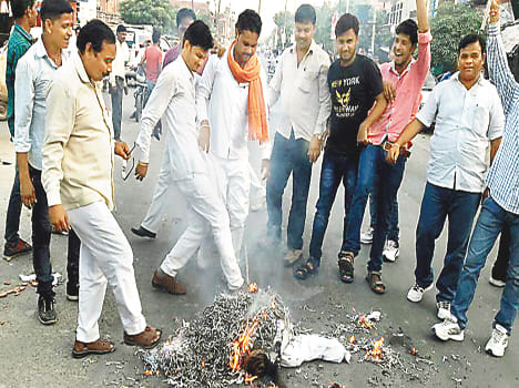 bhaajapaiyon ne phoonka aajam khaan ka putala