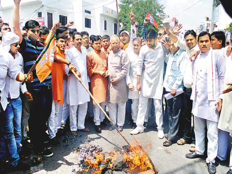 bjp leader burn ajam statue