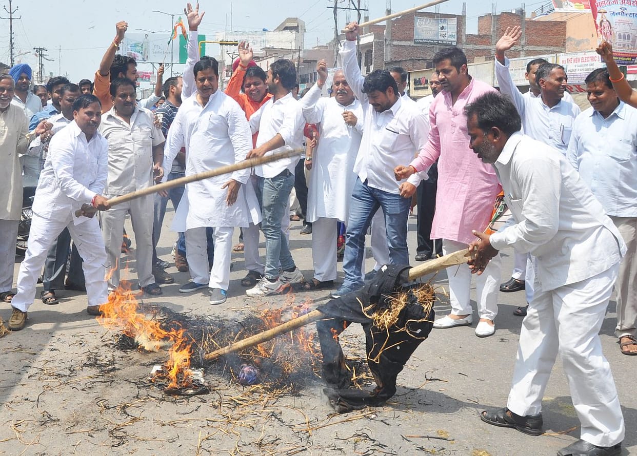 BJP blew Khan effigy.