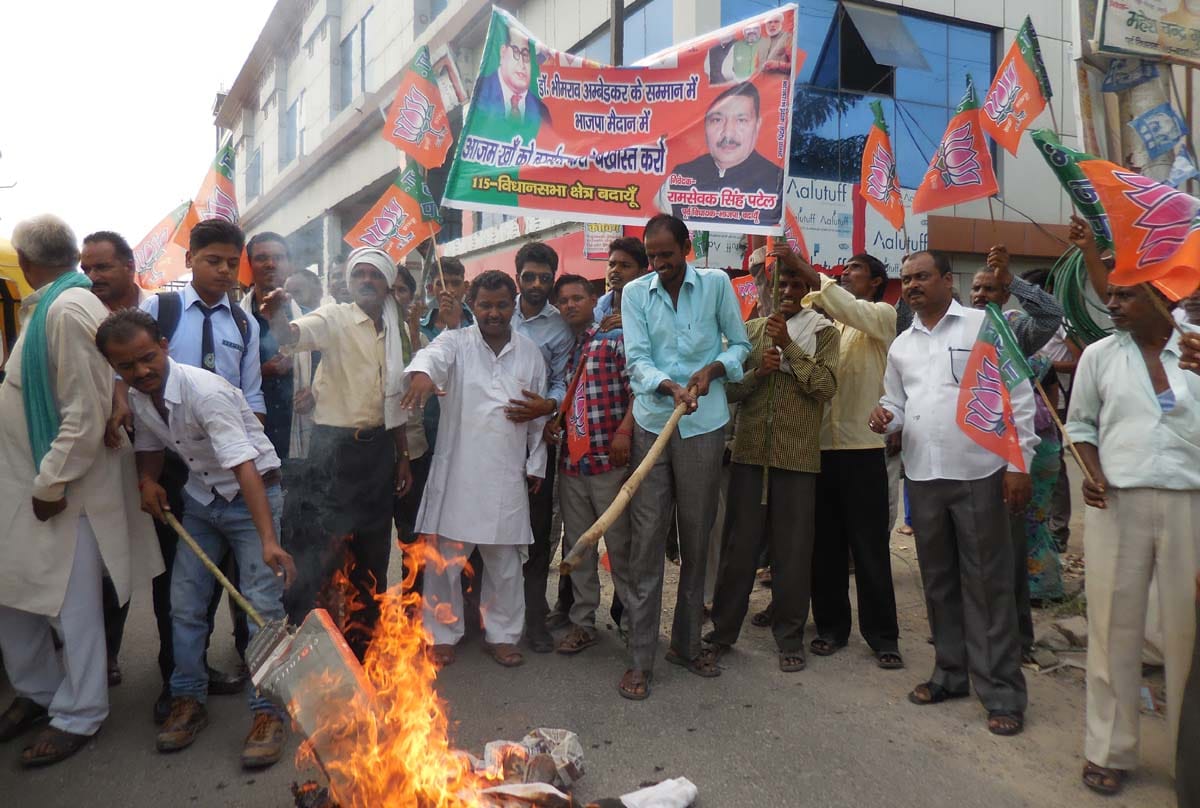 BJP workers burnt effigies of Khan