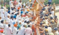 crop insurence policy, Farmers show; Broken barricades, police clash, karnal