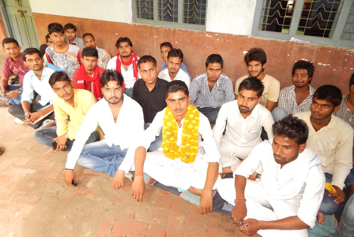 fees vriddhi k khilaf dharne par baithe