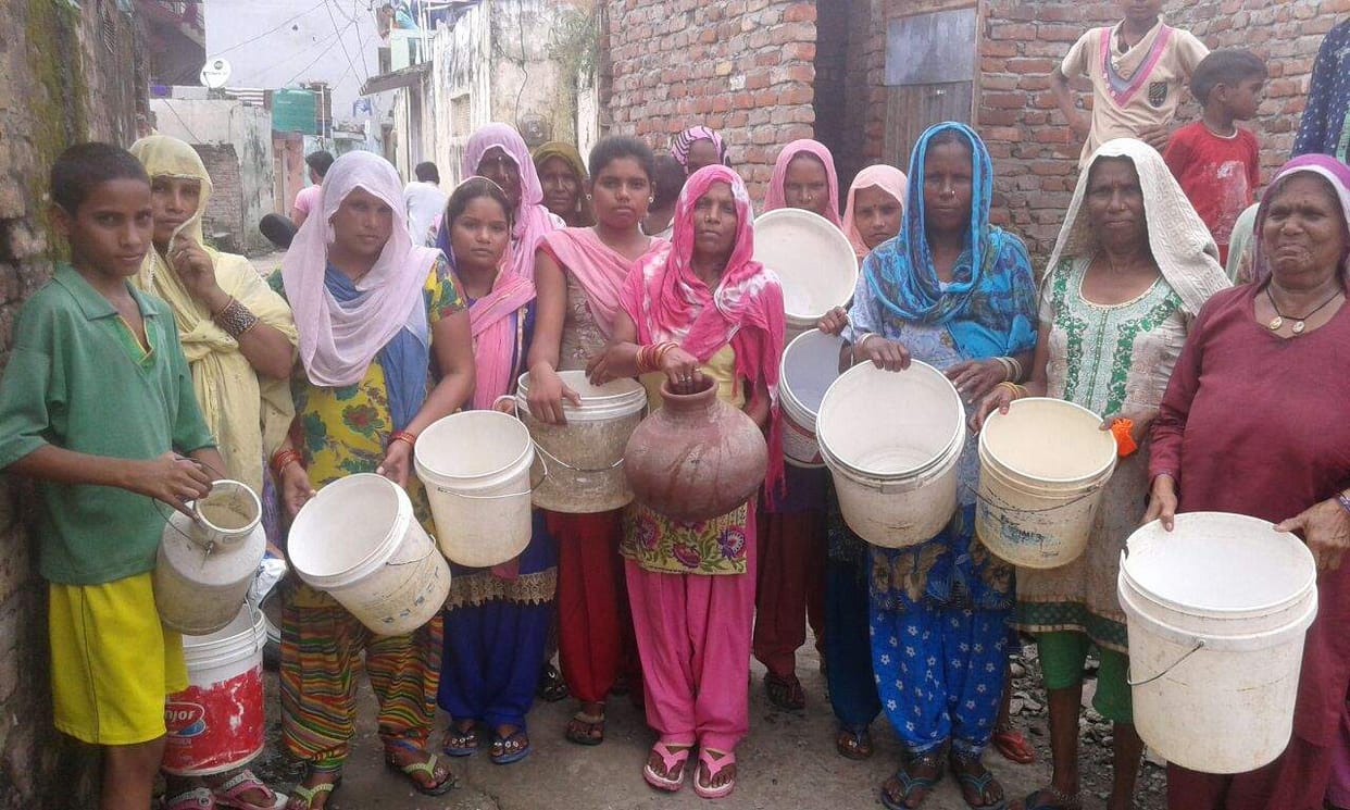Display with empty buckets