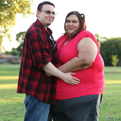 boyfriend feed her girlfriend for gain weight