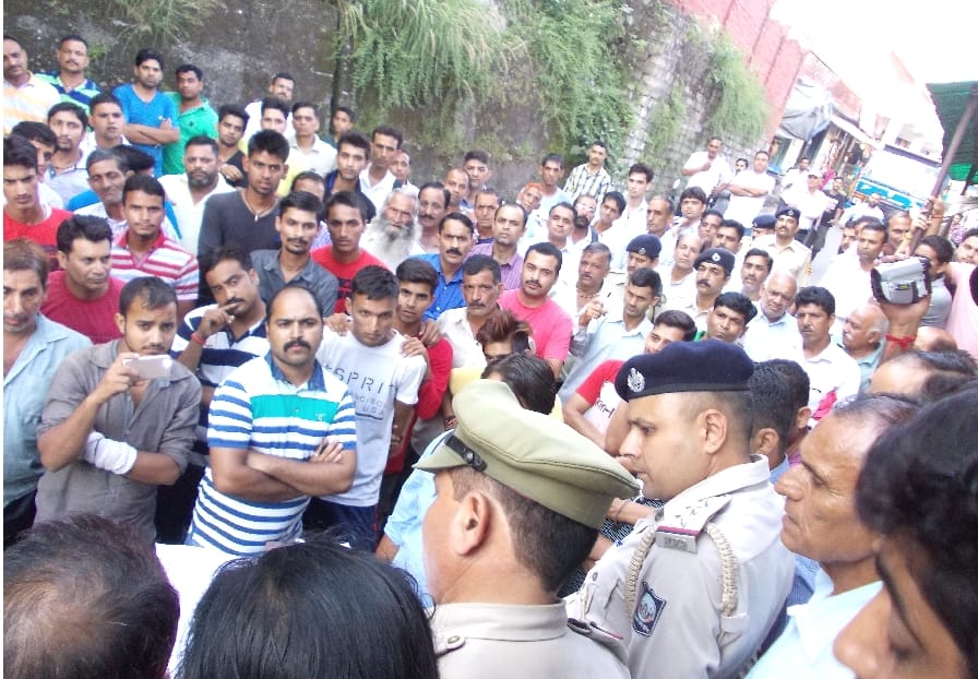 Protest and Chakka Jam againest Hamirpur Police in Charas case.